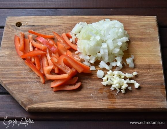 Овощи нарезать. Чеснок измельчить.