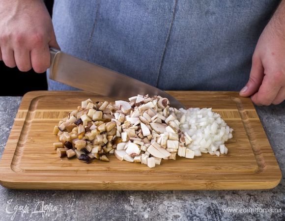 Измельчите грибы и лук, обжарьте на растительном масле в течение 4 минут, после чего добавьте ложку плавленого сыра.