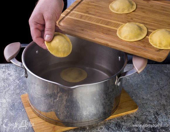 Отварите равиоли в течение пары минут.