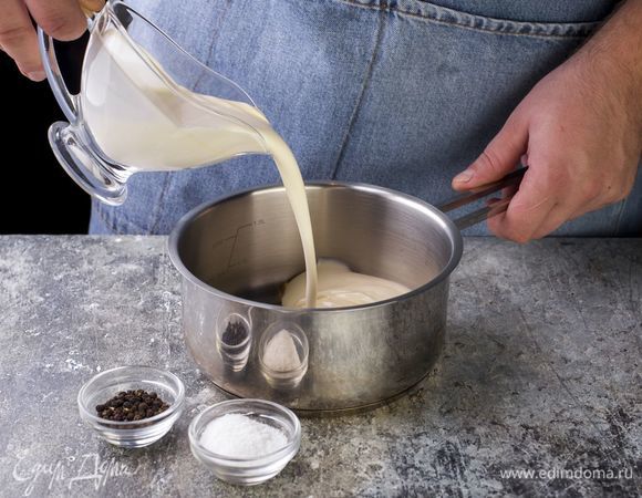 Смешайте сливки и плавленый сыр в сотейнике, посолите, поперчите. Прогрейте на огне, пока соус не загустеет.