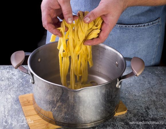 Лапшу отварите в кипящей воде в течение пары минут. Откиньте на дуршлаг.