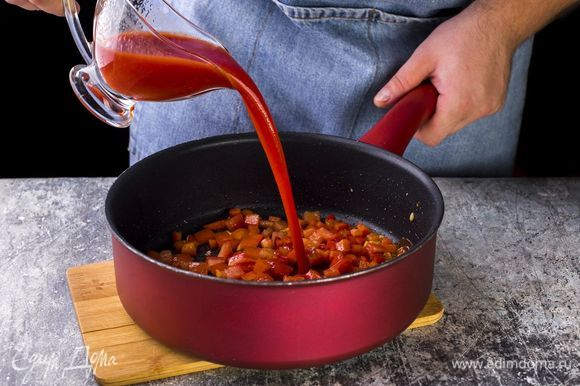 На сковороде обжарьте перец с чесноком в течение трех минут. Добавьте нарезанные помидоры и томатный сок.