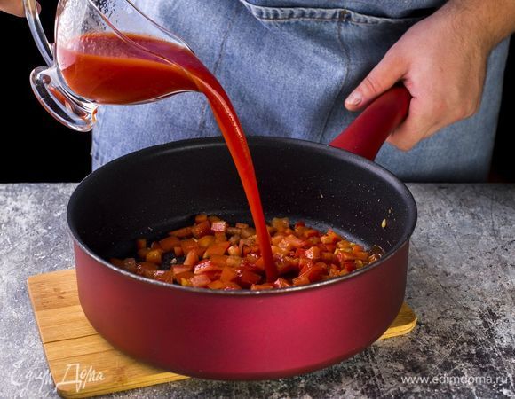 На сковороде обжарьте перец с чесноком в течение трех минут. Добавьте нарезанные помидоры и томатный сок.