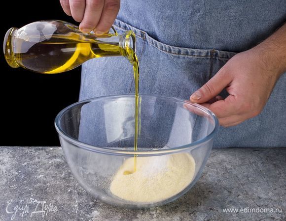 Влейте немного масла, вбейте яйца и размешайте. Полученное тесто замесите вручную в течение 5–6 минут, оно должно получиться рассыпчатым. Заверните готовое тесто в пищевую пленку и оставьте в холодильнике на 30 минут.