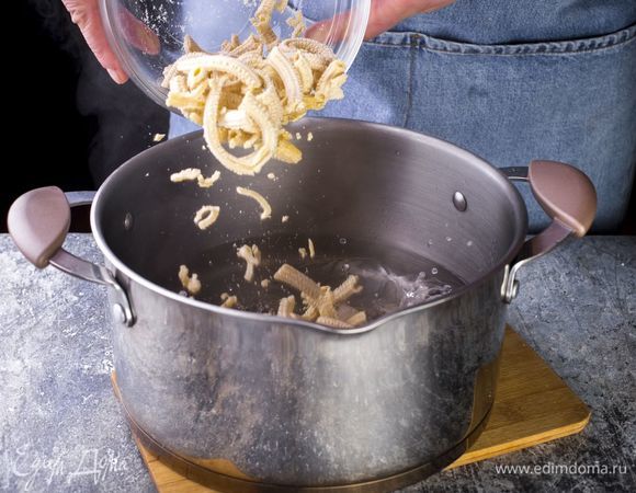 Пасту отварите в кипящей воде до состояния альденте, откиньте на дуршлаг.