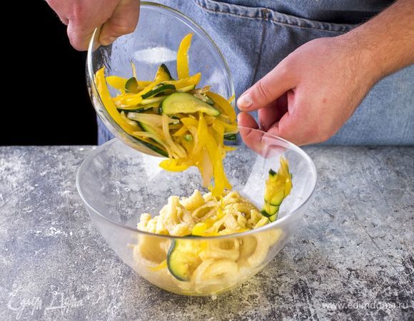 К готовой пасте добавьте обжаренные овощи. Посыпьте готовое блюдо тертым сыром и обжаренными орешками.