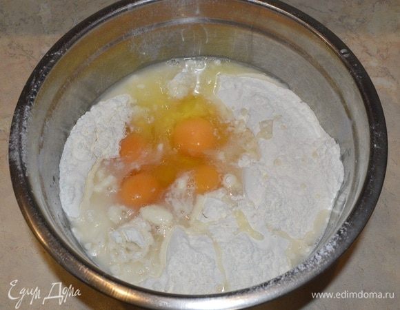 Смешать в однородную массу все необходимое для теста.