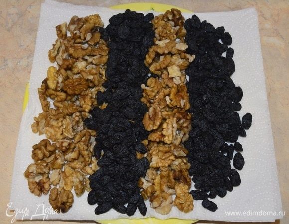 Изюм и орехи промыть и хорошо высушить, чтоб не осталось влаги.