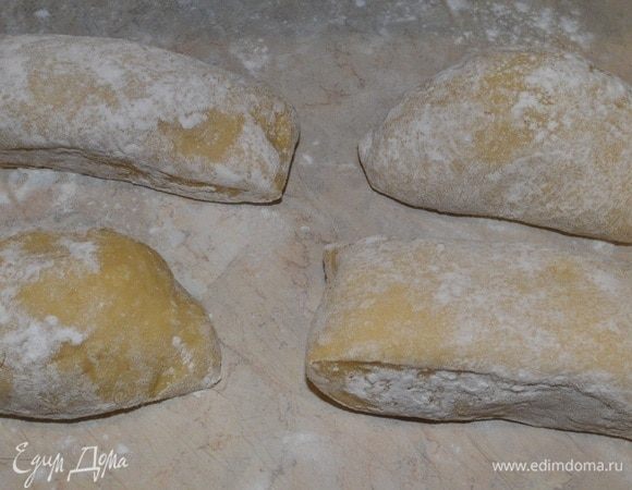 Тесто разделить на 4 части.