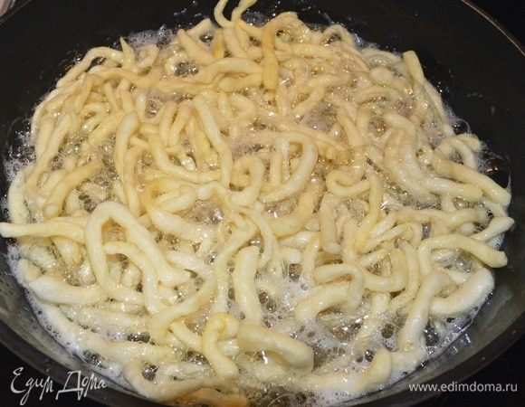 В очень разогретую сковороду с маслом добавляем партиями тесто, обжариваем, перемешиваем. Тесто обжаривается очень быстро.