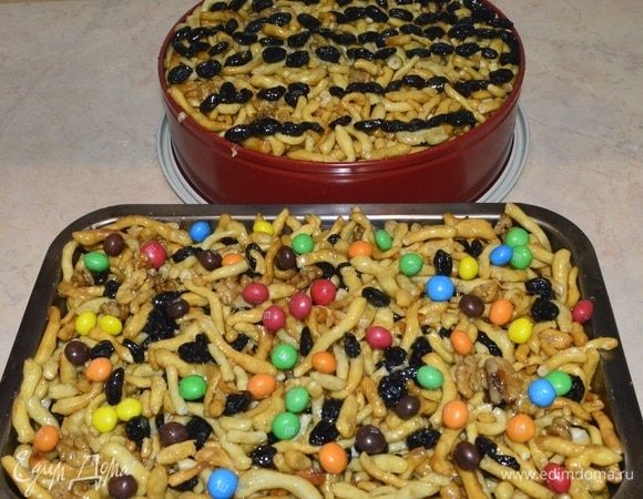 У меня вышло чак-чака на 2 формы. Украсила сверху одну форму изюмом, другую форму — конфетками. Закрыть фольгой и положить в холодильник на 5–6 часов.