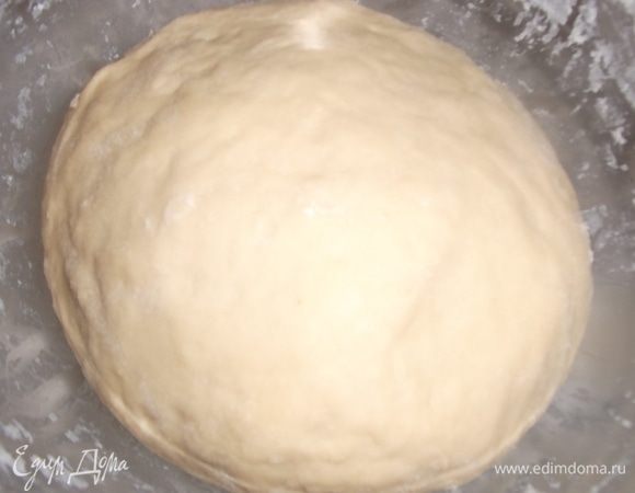 Приготовить тесто. В теплой воде растворить сахар и дрожжи, дать подняться. В теплое молоко добавить соль, растопленное масло, яйцо и подошедшие дрожжи. Постепенно добавлять муку, замешивая тесто.