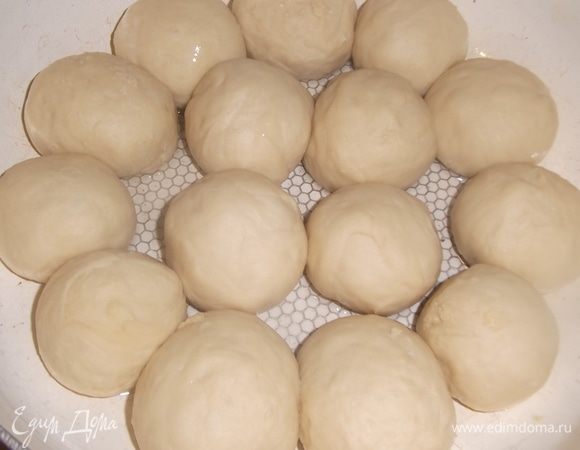 Накрыть пленкой, дать подняться. Подошедшее тесто разделить на части размером с куриное яйцо. Скатать в шарик. Уложить в смазанную маслом форму, накрыть и оставить для расстойки минут на 40–50.