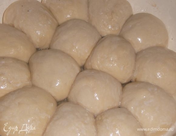 Когда булочки поднимутся, смазать их взбитым яйцом или молоком.