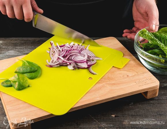 Крупно нашинкуйте шпинат, лук нарежьте тонкими полукольцами.