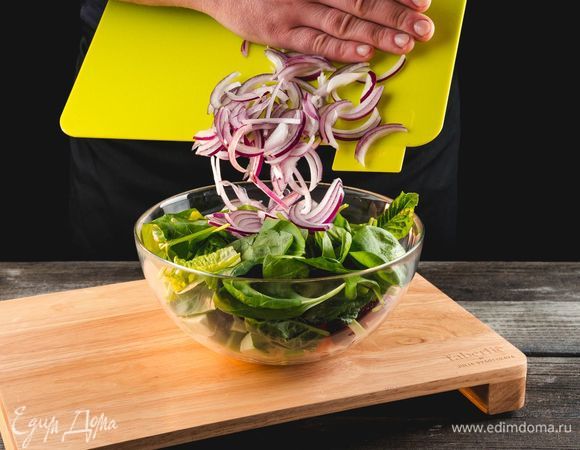 Соедините все ингредиенты в салатнике, посолите.