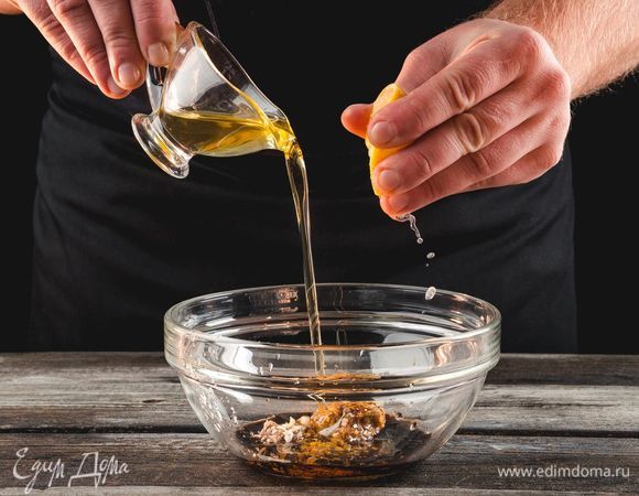 Смешайте заправку из указанных компонентов.