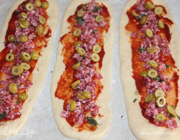 Сверху положить мелконарезанные салями и оливки.
