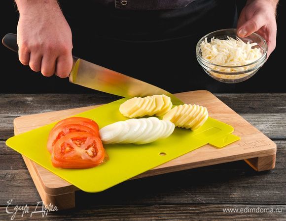 Нарежьте полукольцами лук, картофель, помидоры. Натрите сыр.<br />
 