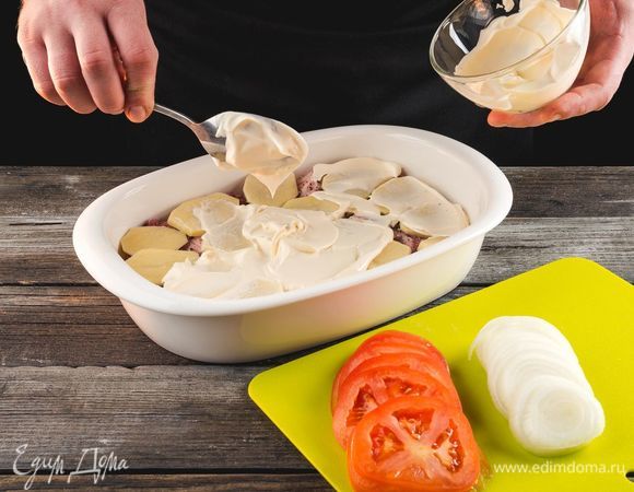 Смажьте форму растительным маслом. Выложите слой мяса, сверху — соль и перец, затем — слой картофеля. Густо смажьте майонезом.