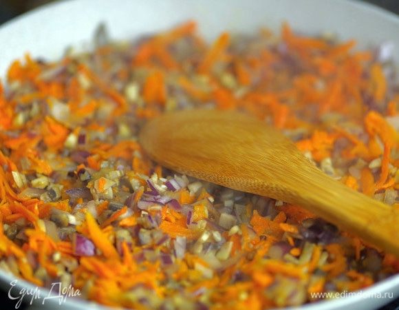 Мелко порубите шампиньоны и лук. Морковь натрите на крупной терке. Обжарьте шампиньоны на растительном масле, добавьте лук и морковь. Перемешайте и тушите до прозрачного цвета лука.