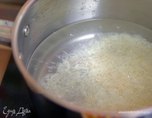 Отварите рис и смешайте его с шампиньонами.