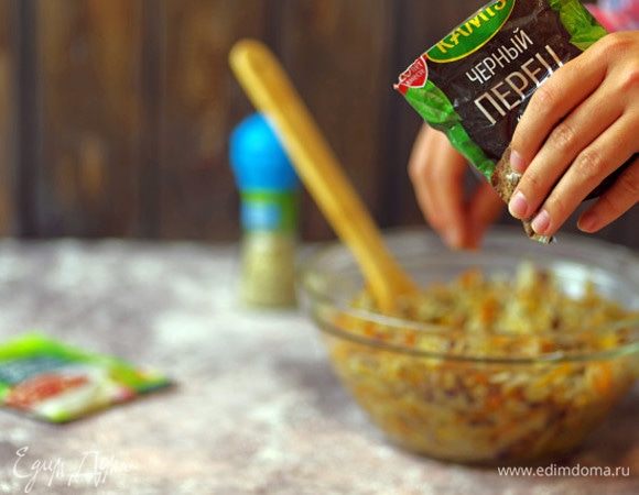 Добавьте морскую соль и черный молотый перец Kamis.