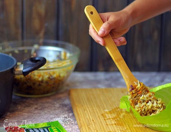 Листья капусты поместите в микроволновку и прогрейте в течение 4–5 минут, затем промойте холодной водой. Заверните начинку в листья капусты.