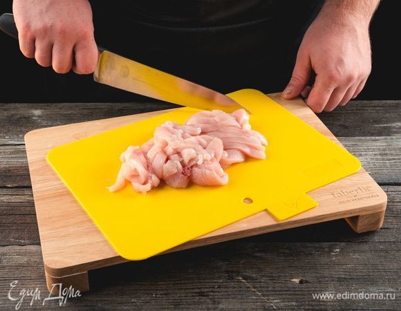 На<span>режьте куриное филе полосками.</span>