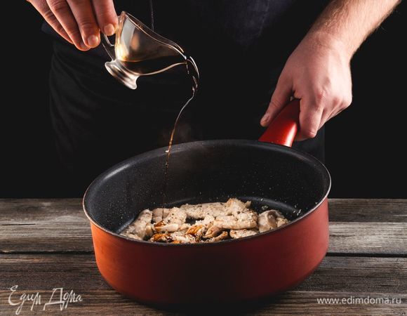 Обж<span>аривайте курицу в растительном масле, пока она не начнет светлеть. Добавьте соевый соус и кунжут, продолжайте жарить до золотистого цвета.</span>