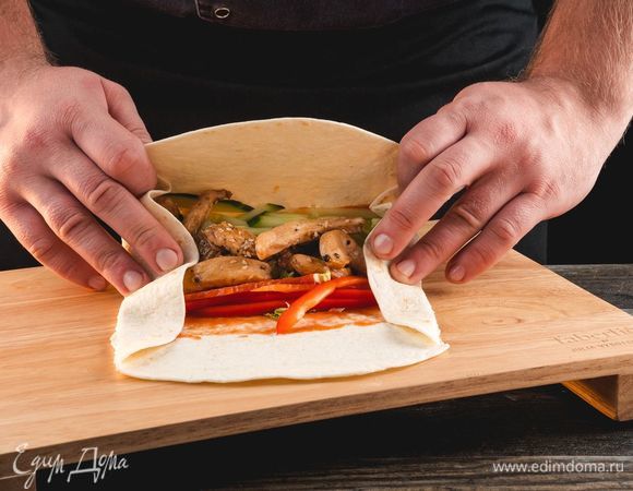 Сверху выложите куриное мясо и сверните ролл.