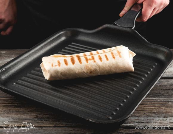 Подрумяньте ролл со всех сторон на сухой сковороде.