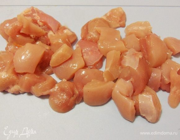 Куриное филе промыть и обсушить. Затем нарезать кубиками среднего размера.