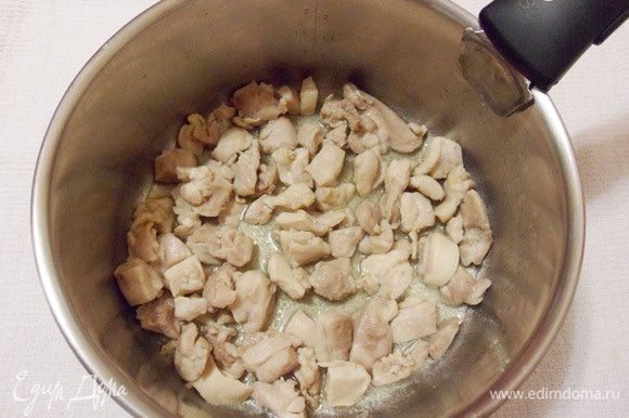 В сотейнике с толстым дном разогреть растительное масло и обжарить филе в течение 3–4 минут до белого цвета. Затем переложить филе в тарелку.