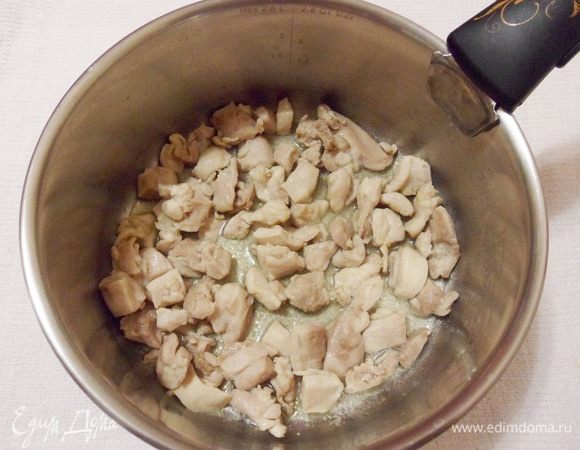 В сотейнике с толстым дном разогреть растительное масло и обжарить филе в течение 3–4 минут до белого цвета. Затем переложить филе в тарелку.