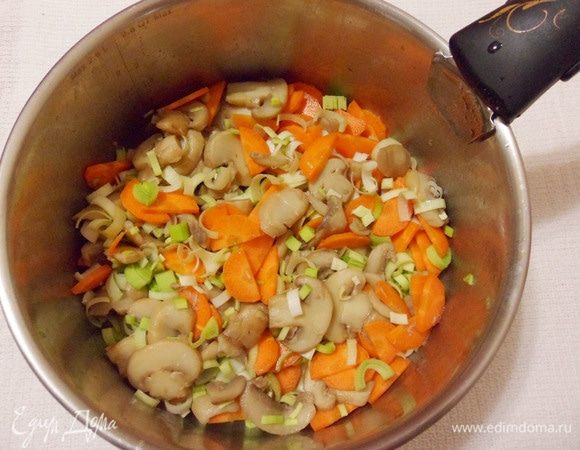 Добавить в сотейник к шампиньонам.