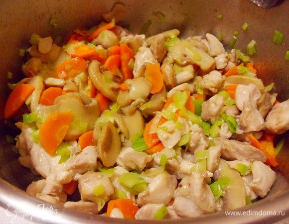 Перемешать, готовить около 10 минут, не забывая периодически помешивать.