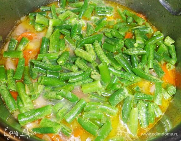 Замороженную стручковую фасоль (не размораживая) добавить в суп.