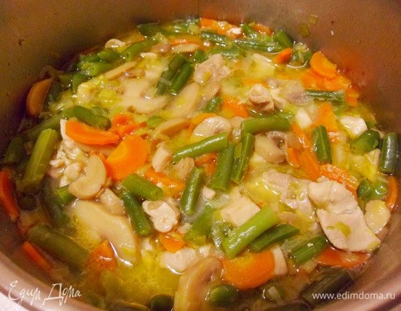 Посолить, поперчить по вкусу и добавить в суп лавровый лист. Варить еще 7–10 минут.