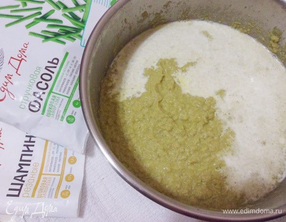 Содержимое сотейника измельчить при помощи блендера в однородное пюре. Влить сливки. Довести до кипения, выключить огонь и дать настояться супу в течение 5–10 минут.