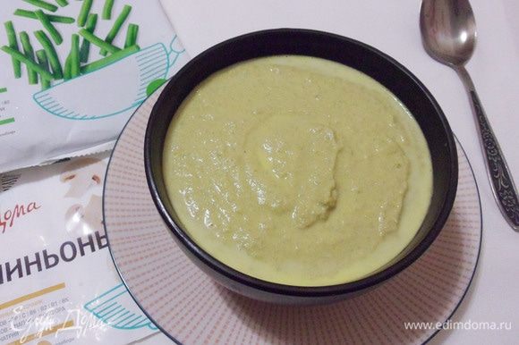 Разлить суп-пюре по тарелкам. Подавать со сметаной, добавить кусочки куриного филе и шампиньонов и посыпать зеленью.
