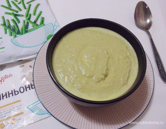 Разлить суп-пюре по тарелкам. Подавать со сметаной, добавить кусочки куриного филе и шампиньонов и посыпать зеленью.