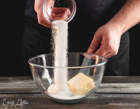 С<span>мешайте размягченное сливочное масло, сметану и сахар.</span>