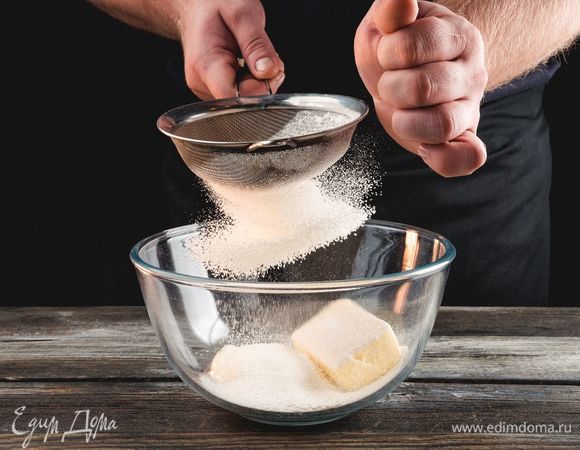 П<span>росейте муку с разрыхлителем и солью, замесите тесто.</span>