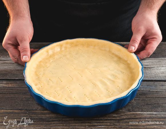 Охладите тесто в холодильнике в течение получаса. Керамическую форму Faberlic by Julia Vysotskaya смажьте оливковым маслом. Выложите в форму тесто, разровняйте, сделайте красивые бортики.
