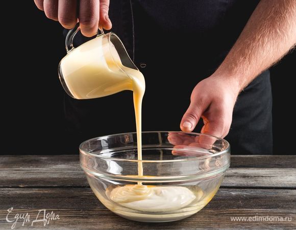 Для заливки смешайте сметану, сгущенное молоко, яйцо и крахмал.