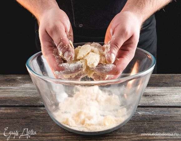 И<span>змельчите сливочное масло с мукой в крошку.</span>