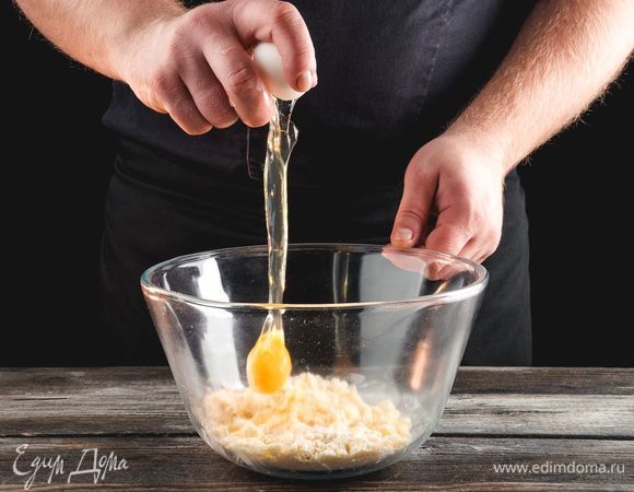 Д<span>обавьте яйцо, соль и воду, замесите тесто. Сделайте из теста шар и положите в холодильник на час.</span>