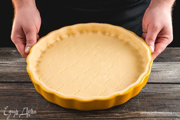 Раскатайте тесто в пласт и равномерно распределите в керамической форме Faberlic by Julia Vysotskaya. Сформируйте бортики.