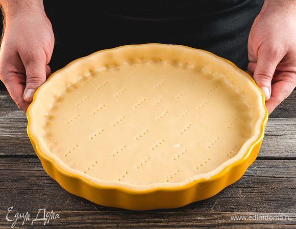 Раскатайте тесто в пласт и равномерно распределите в керамической форме Faberlic by Julia Vysotskaya. Сформируйте бортики.